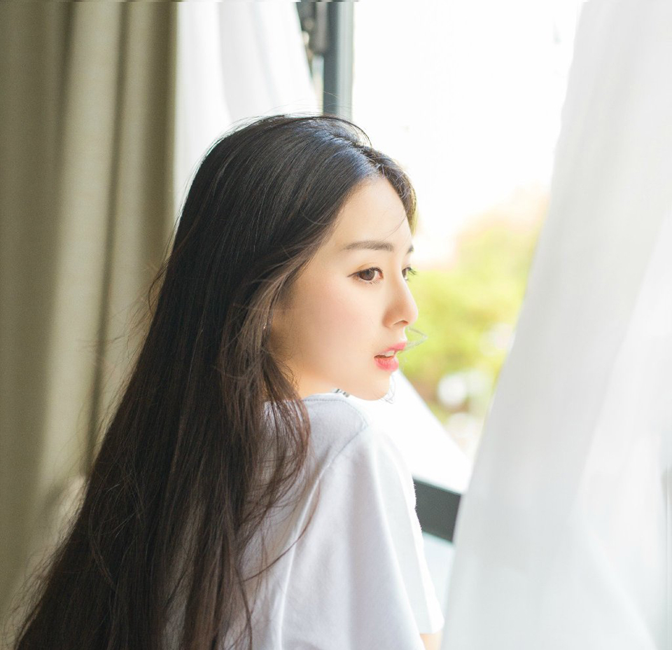 “诡计？”吕蒙翻了翻白眼，指了指周围道：“能有什么诡计？还是他们的人都在水底下埋伏着？这艘船吃水不深，里面就算有人，都不会超过十个，快去把船拖过来。”